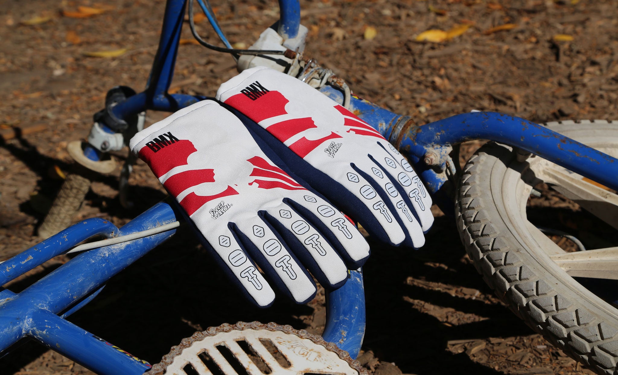 BMX Freezy Freakies are the raddest color-changing biking glove ever made